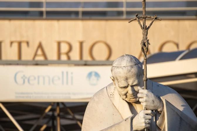 El Papa Francisco sigue en estado crítico, aunque no ha vuelto a tener crisis respiratorias